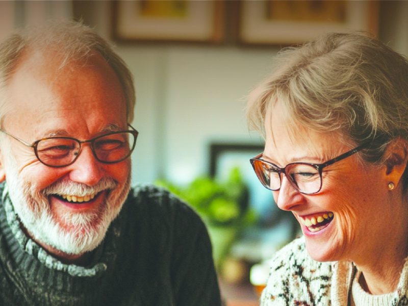 Glade folk spiller brætspil-4